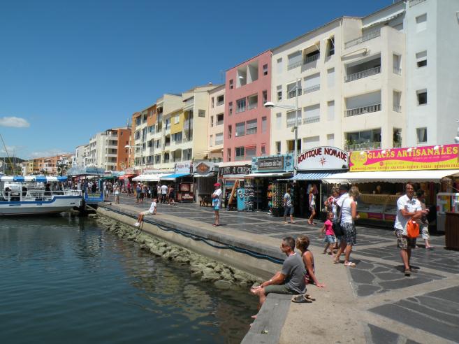  restaurants et commerces sur le port
